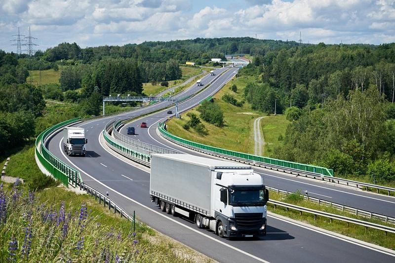 Dịch vụ vận tải đường bộ đóng vai trò quan trọng trong luân chuyển hàng hóa đến các tỉnh thành.