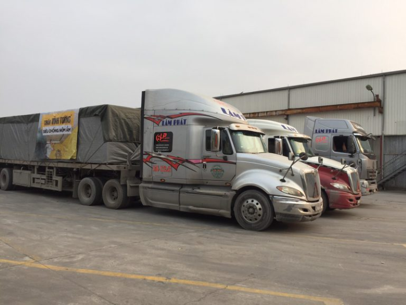 Khách hàng liên hệ với Lâm Phát Logistics để được tư vấn và báo giá vận chuyển hàng rời bằng đường bộ.