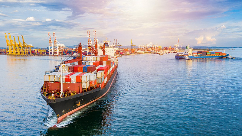 Vận chuyển hàng hóa bằng đường biển có thể tải được khối lượng hàng hóa lớn.