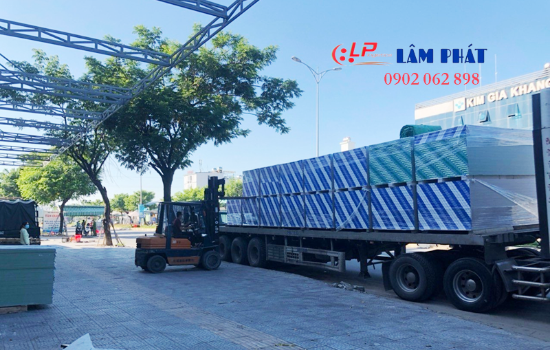 Vận tải container nội địa Lâm Phát Logistics uy tín và đảm bảo tiến độ thông quan.