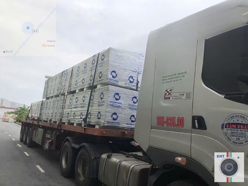 Xe chuyên dụng vận chuyển tấm panel Quảng Nam đảm bảo an toàn hàng hóa. Xe chuyên dụng vận chuyển tấm panel Quảng Nam đảm bảo an toàn hàng hóa.