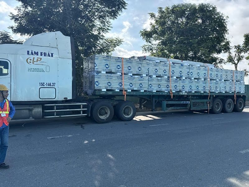 Xe chuyên dụng vận chuyển tấm panel Quảng Nam đảm bảo an toàn hàng hóa.