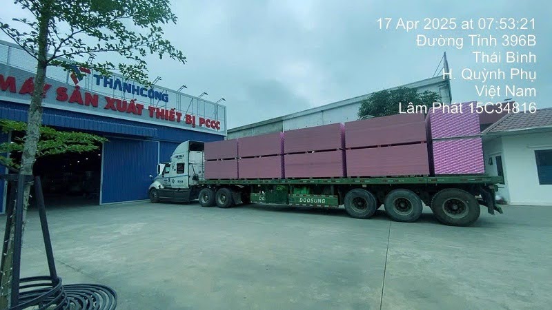 Vận tải tấm MDF an toàn trong mọi điều kiện thời tiết.