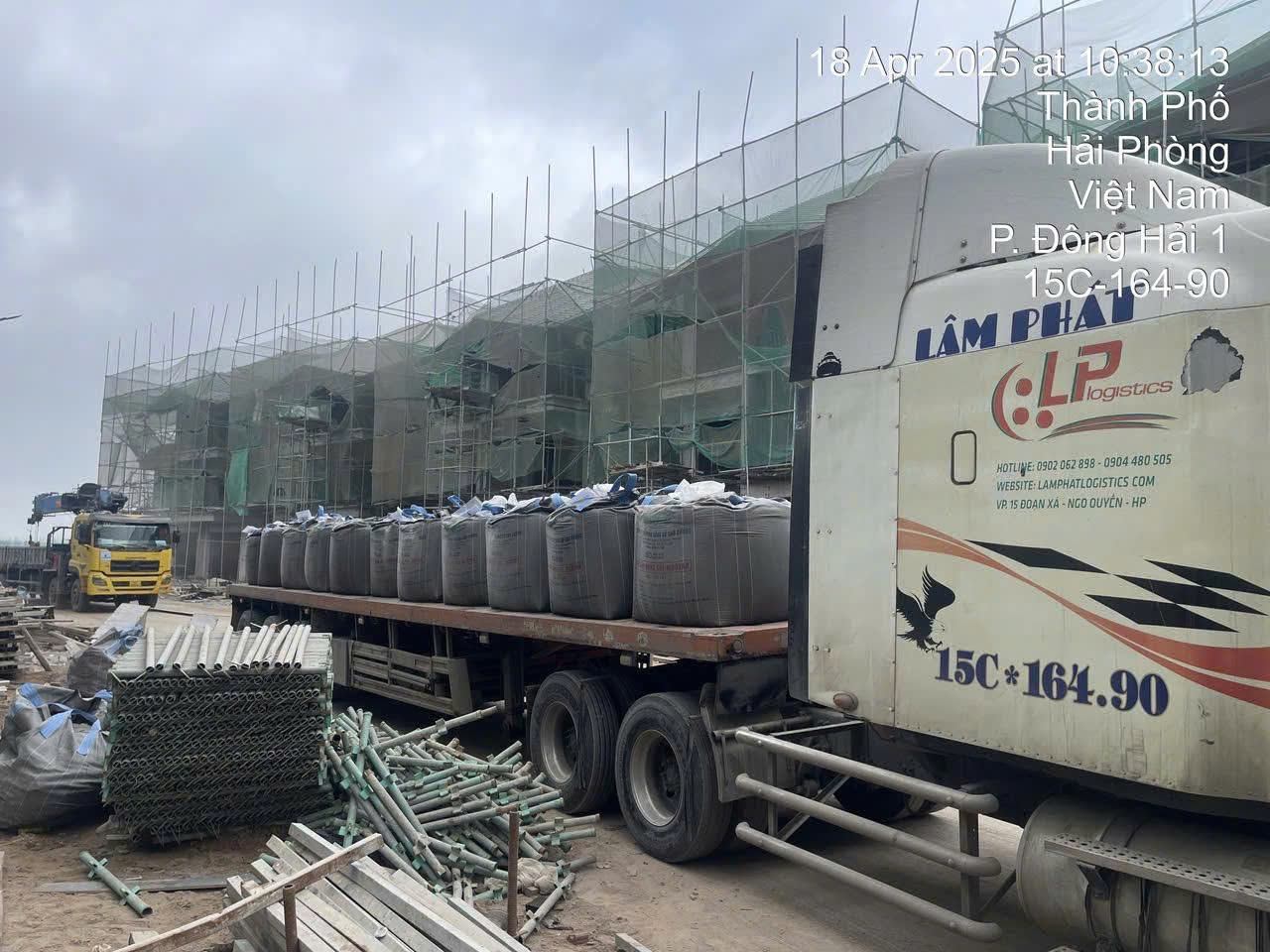 Kiểm tra niêm phong khi vận chuyển bao bột đá Quảng Bình.