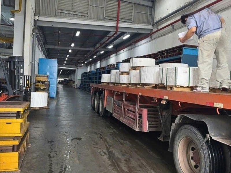 Quá trình vận chuyển tôn xả băng Bình Định đã được buộc đai chắc chắn Quá trình vận chuyển tôn xả băng Bình Định đã được buộc đai chắc chắn